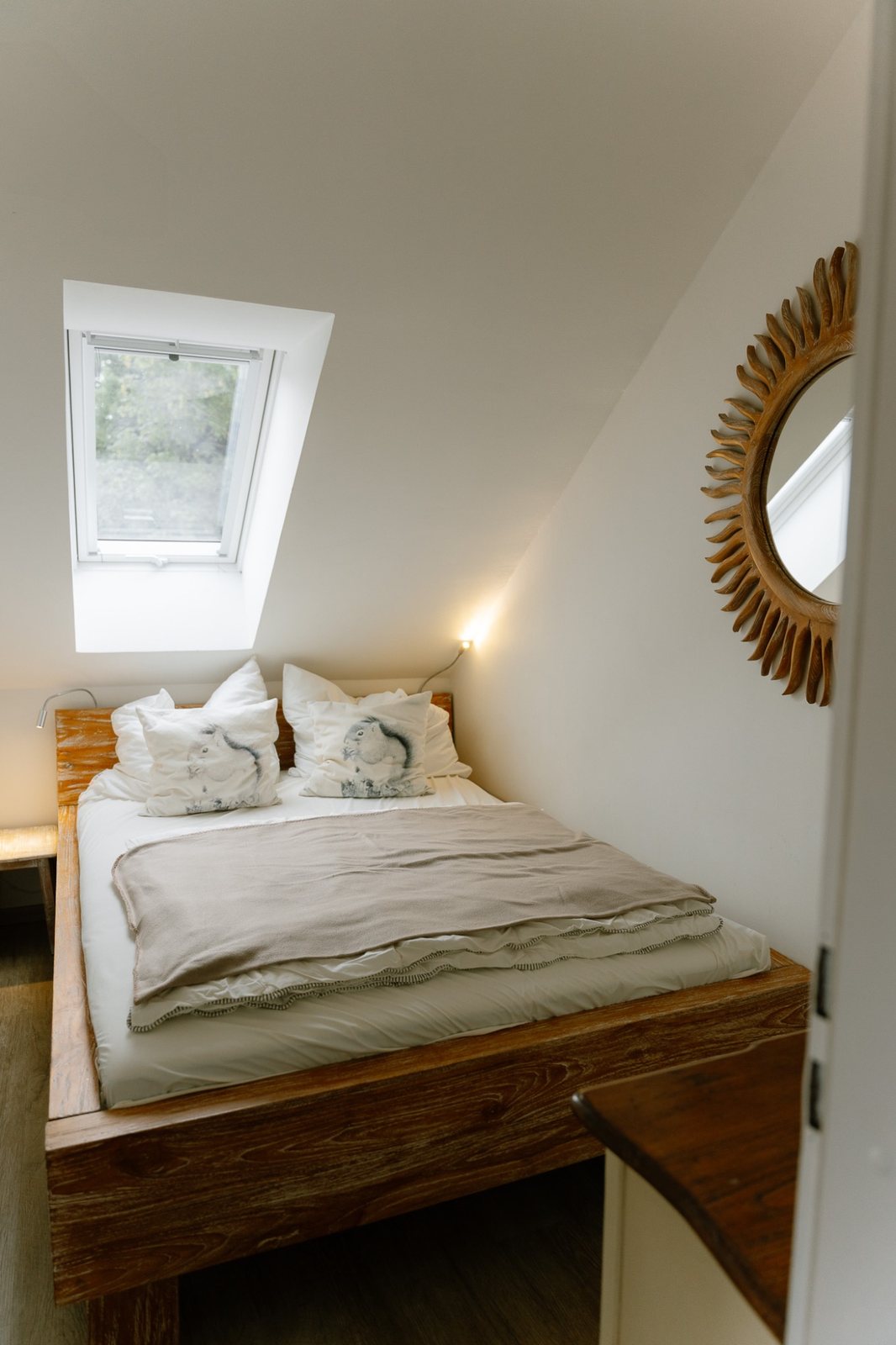 Zweites Schlafzimmer mit Doppelbett, Dachfenster und Sonnenspiegel