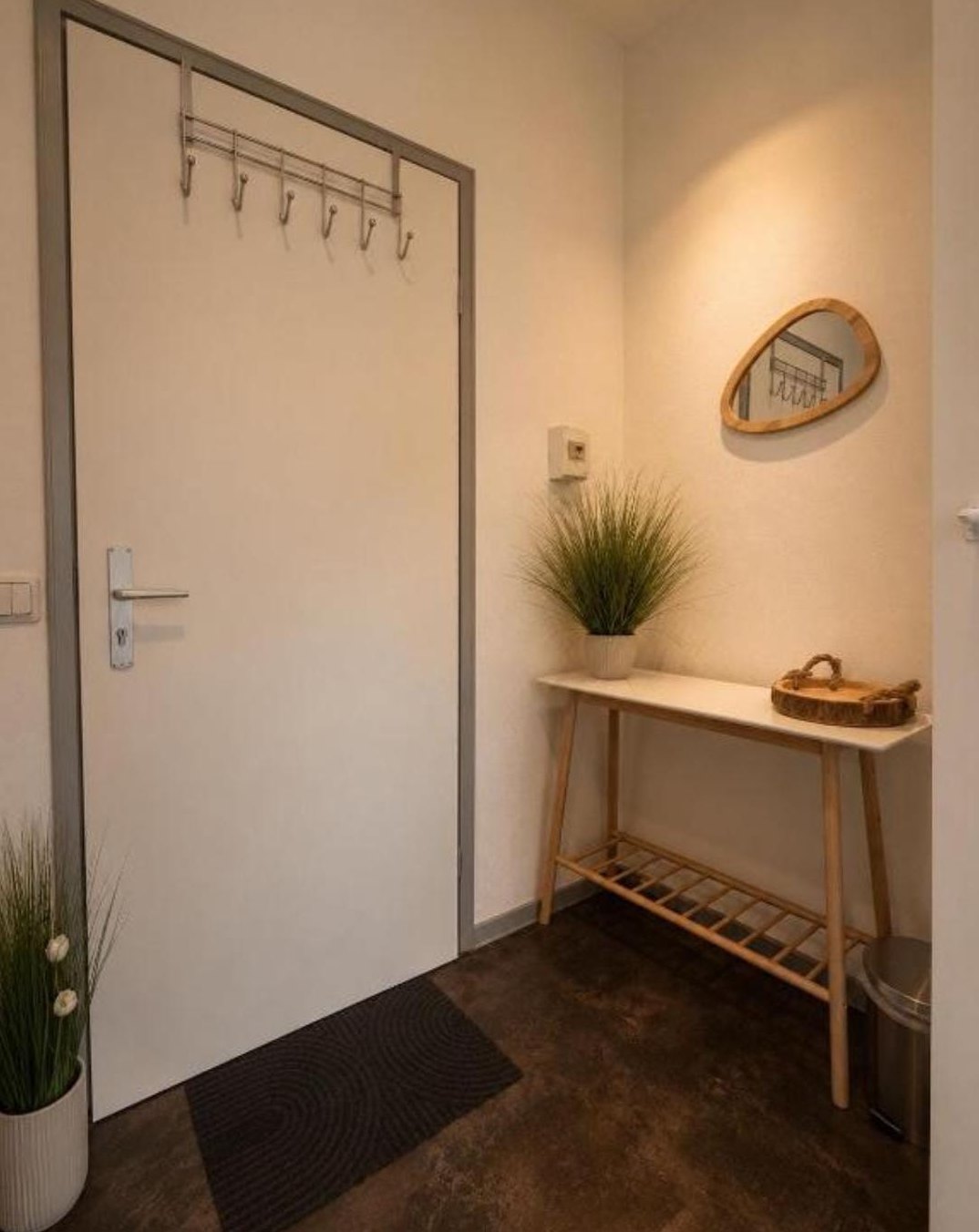 Eingangsbereich mit Garderobe, Konsole und Spiegel