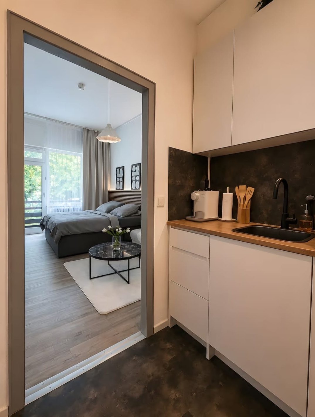 Küchenzeile mit Blick in den hellen Wohnraum